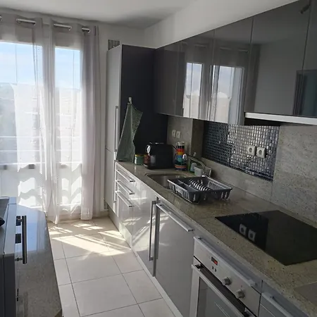 Apartment Centre, 6 Voyageurs