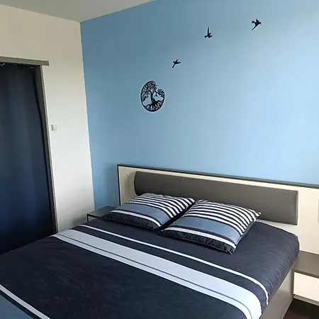 Centre, 6 Voyageurs Apartment *