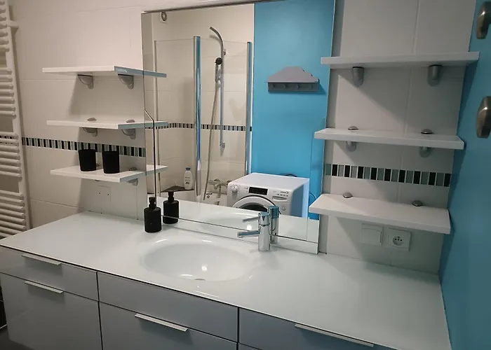 Apartment Centre, 6 Voyageurs